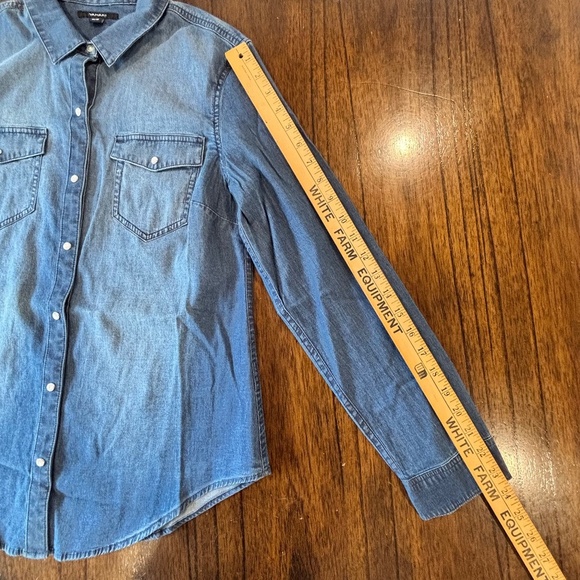 Tahari denim pearl snap button up denim long sleeve shirt size M - Picture 14 of 15